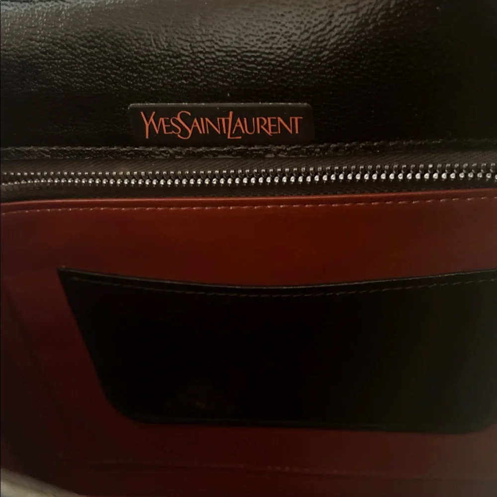 Yves Saint Laurent Leather Shoulder bag